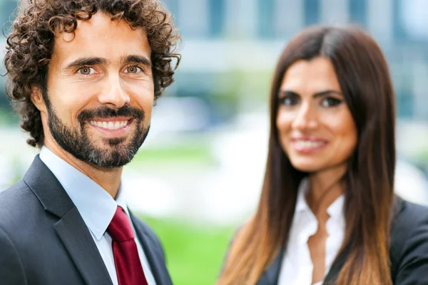 Dos personas sonrientes de negocios — Foto de Stock