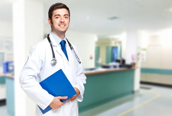 Bonito médico segurando prancheta — Fotografia de Stock