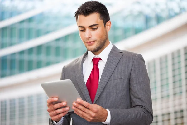 Podnikatel používající svůj digitální tablet — Stock fotografie