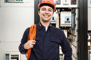 iş yerinde elektrikçi