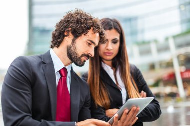 Dijital tablet kullanan işadamları