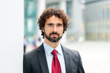 duvara karşı yalan işadamı