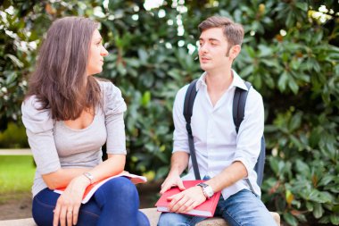 Genç çift dışarıda konuşuyor.