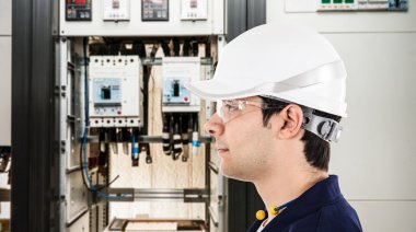 iş yerinde elektrikçi