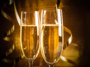 Bir çift şampanya kadehi.