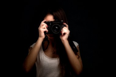 Kadın fotoğrafçı bir kamera ile