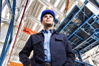 bir fabrikada mühendis