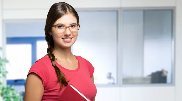 Mujer joven sosteniendo un libro — Foto de Stock