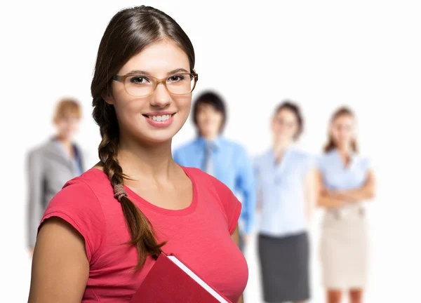 Studente sorridente di fronte a un gruppo di persone — Foto Stock