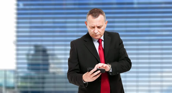 Homme d'affaires utilisant un smartphone — Photo