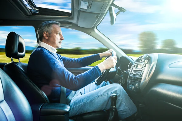 Hombre conduciendo su SUV — Foto de Stock