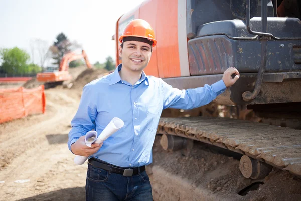 Hombre trabajando en una obra de construcción — Foto de Stock