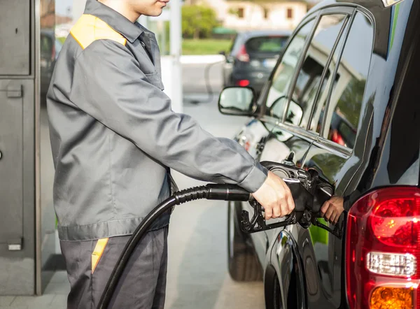 Man fueling up a car — Stock Photo, Image
