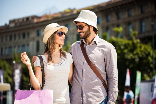 Par gör shopping — Stockfoto