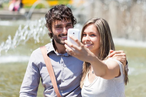 Selfie 肖像画を撮影するカップル — ストック写真