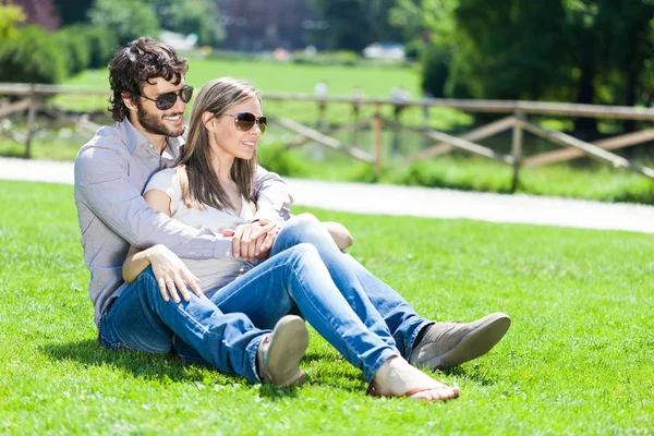 Hombre abrazando a su novia — Foto de Stock