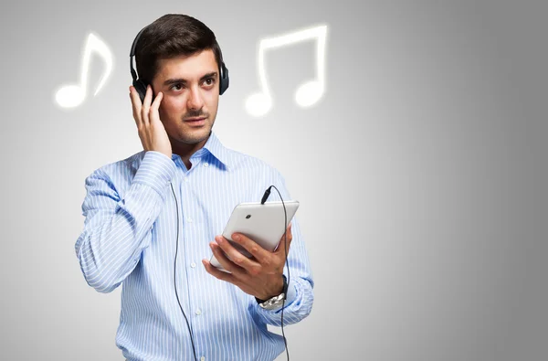 Hombre escuchando música —  Fotos de Stock