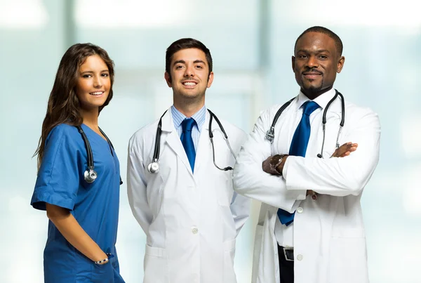 Grupo de médicos sonrientes —  Fotos de Stock