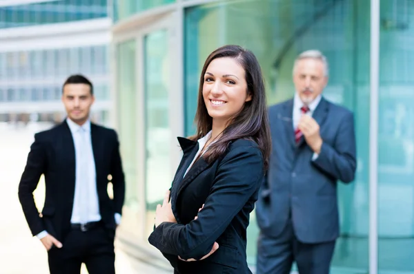 Geschäftsfrau vor einer Gruppe von Geschäftsleuten — Stockfoto