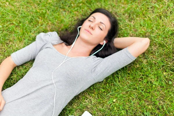 Relaxado Mulher Ouvindo Música — Fotografia de Stock