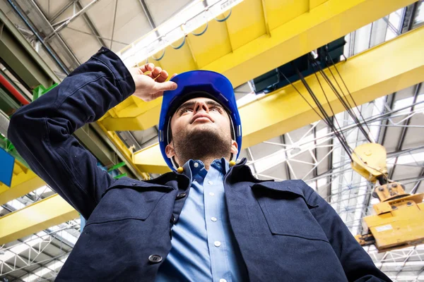 Ingeniero en una fábrica — Foto de Stock