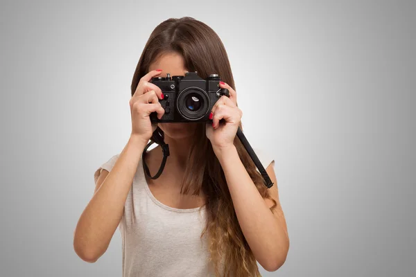 Mulher usando uma câmera vintage — Fotografia de Stock