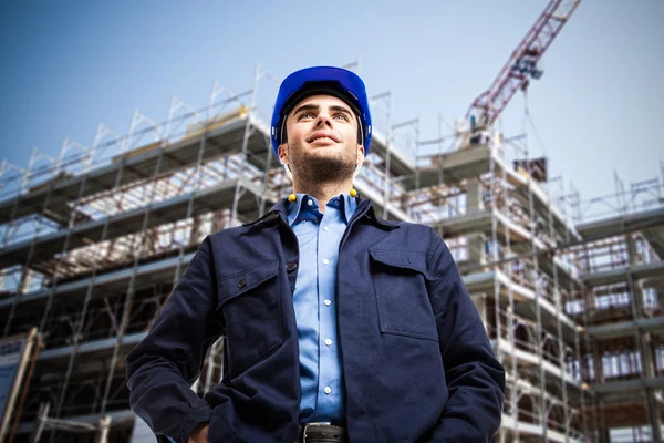 Hombre trabajando en una obra de construcción — Foto de Stock