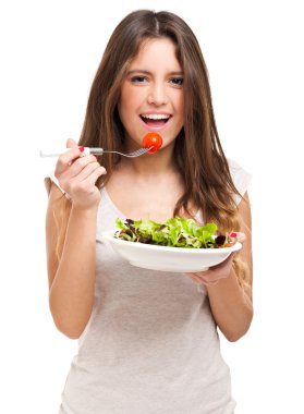 Sağlıklı salata yiyen genç bir kadın.