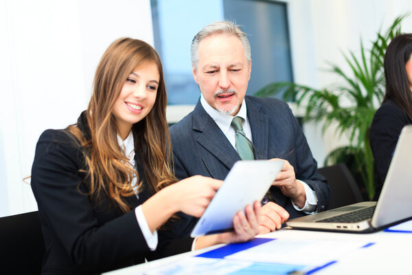 Люди на работе во время встречи
