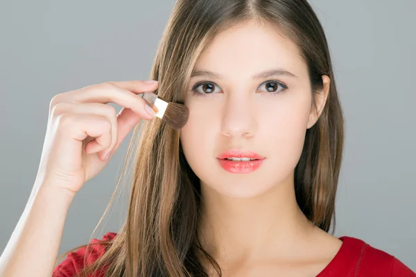 Woman applying makeup — Stock Photo, Image