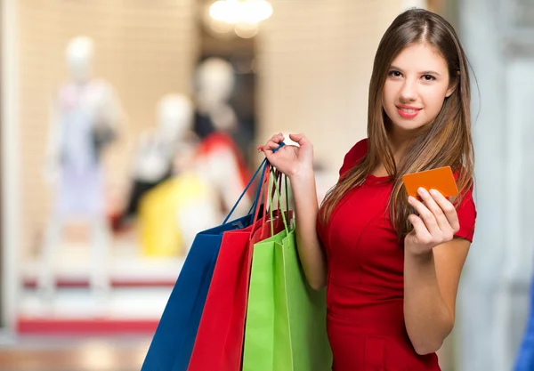 Portret kobiety w czerwonej sukience gospodarstwa torby na zakupy — Zdjęcie stockowe