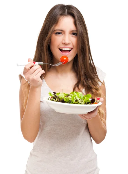 Mujer joven comiendo una ensalada saludable — Foto de Stock