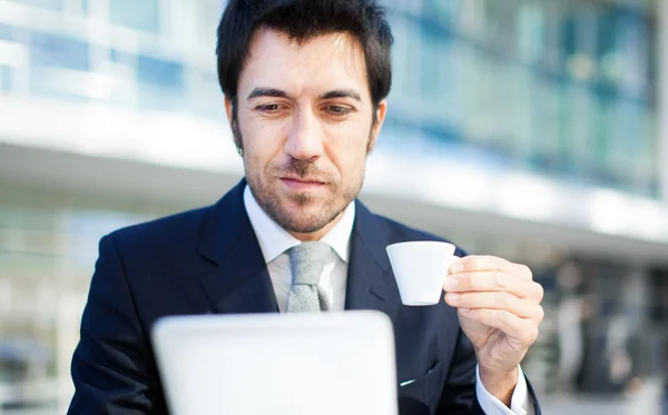 Biznesmen pijący kawę — Zdjęcie stockowe