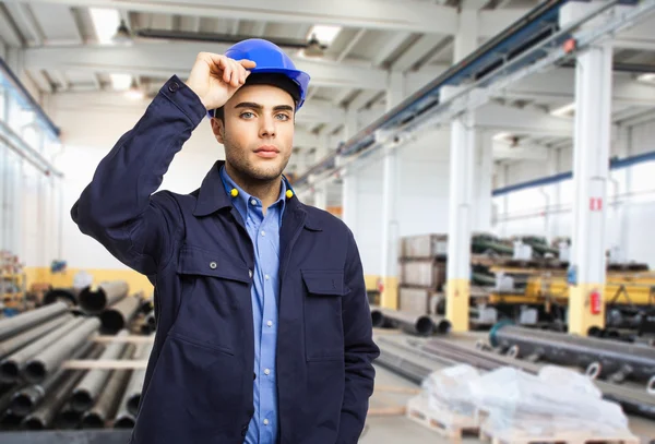Retrato de um trabalhador em uma fábrica — Fotografia de Stock