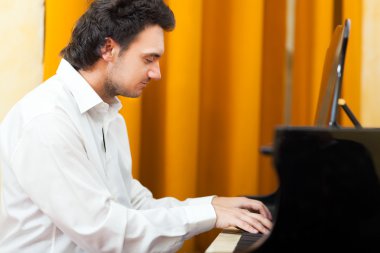 Genç piyanist