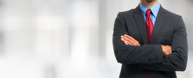 takım elbise çapraz kolları olan işadamı