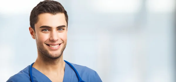 Médico sorridente amigável — Fotografia de Stock