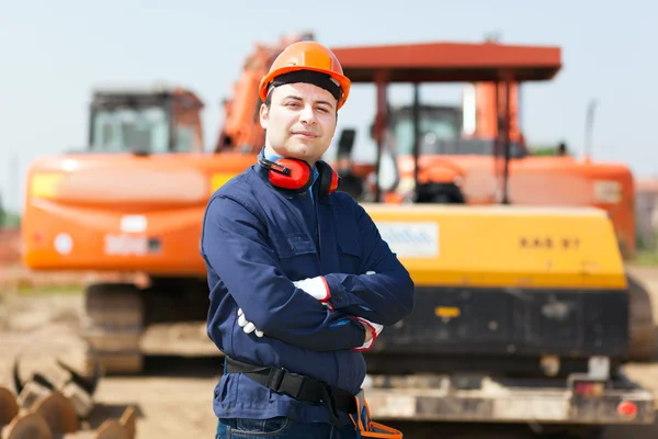 Hombre en el sitio de construcción — Foto de Stock