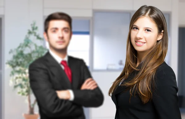 Sorrindo jovem empresária — Fotografia de Stock