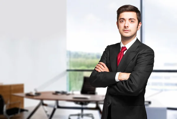 Geschäftsmann mit verschränkten Armen — Stockfoto