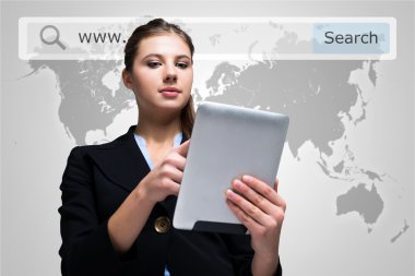 dijital tablet kullanan kadın