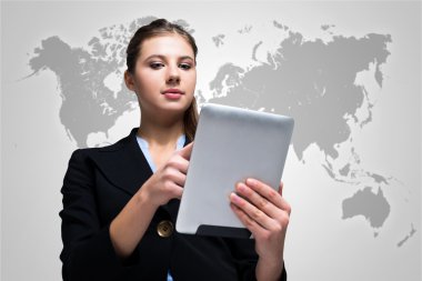 dijital tablet kullanan kadın