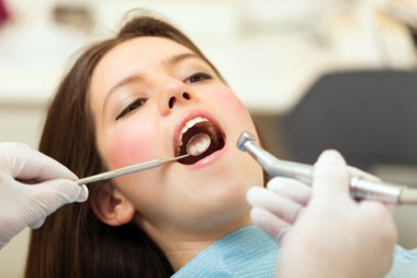 diş hekimi diş tedavisi yapıyor