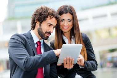 Tablet ile iki iş adamları