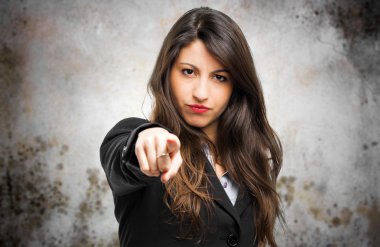 kamera işaret eden kadın