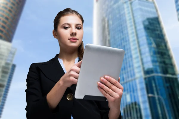 Vrouw die digitale tablet gebruikt — Stockfoto