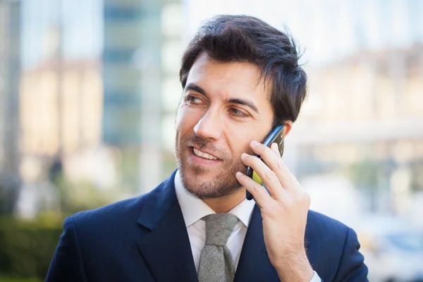 Homme d'affaires parlant au téléphone — Photo