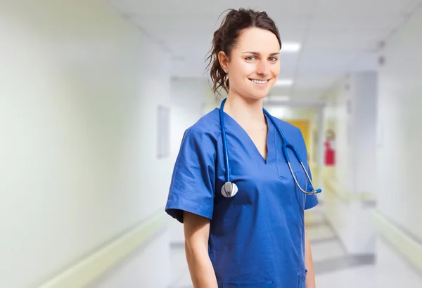 Bella infermiera sorridente in ospedale — Foto Stock
