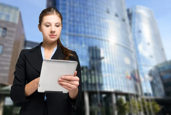 Mulher usando tablet digital — Fotografia de Stock