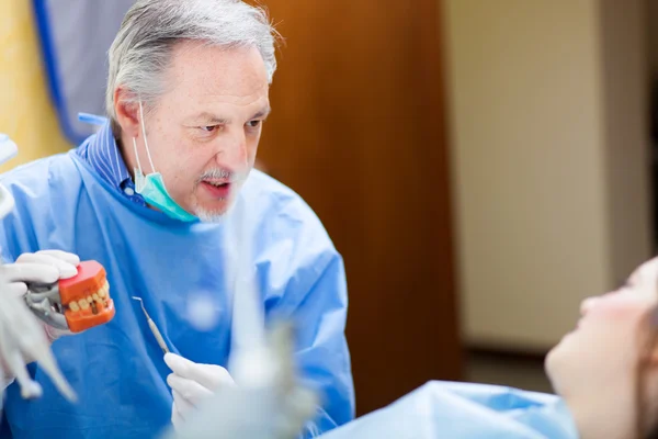 Dentysta z pacjentki — Zdjęcie stockowe